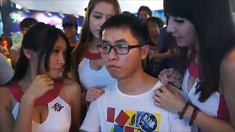 game mobile, game thủ, con gai choi game, game thủ việt, choi game mobile, tập trung chơi game