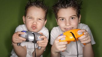 trẻ em, trẻ em chơi game, chơi game bao lâu, trẻ em thích chơi game, trẻ em chơi game lâu
