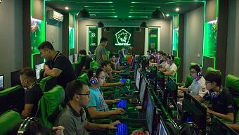 quán nét, trốn học chơi game, phụ huynh, phụ huynh phá quán, drama phá quán, 3.7 triệu đồng, 27 màn hình, đập vỡ 27 màn hình, phụ huynh gank quán nét, phụ huynh gank học sinh