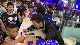 streamer, hoàng viruss, viruss, streamer viruss, nam streamer viruss, viruss là đại sứ facebook gaming, đại sứ facebook gaming, viruss tại thái lan, fan thái lan xin chữ ký viruss, thailand gameshow, viruss tại thailand gameshow, viruss hết lòng phục fan tại thái
