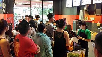 pewpew, streamer pewpew, nam streamer pewpew, bánh mì pewpew, cửa hàng bánh mì pewpew, tiệm bánh mì pewpew, tiệm bánh pewpew doanh thu khủng, pewpew mở thêm tiệm bánh mì