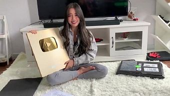 streamer, linh ngọc đàm, nữ streamer linh ngọc đàm, nữ streamer, streamer linh ngọc đàm, linh ngọc đàm 1 triệu sub, linh ngọc đàm nhận nút vàng, kênh youtube linh ngọc đàm